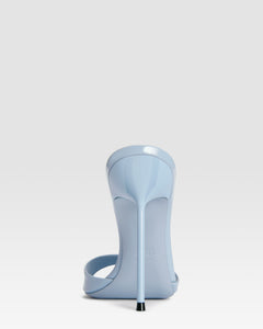 Mules en cuir verni couleur denim