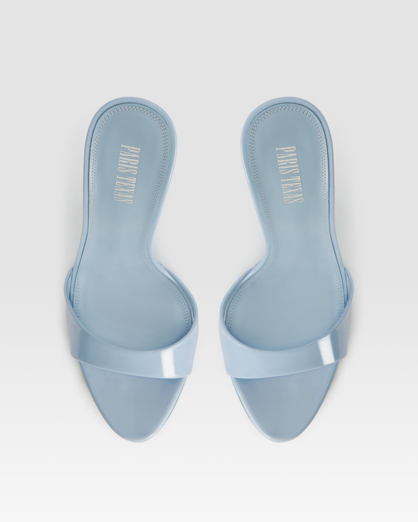 Mules in denim-colored patent leather