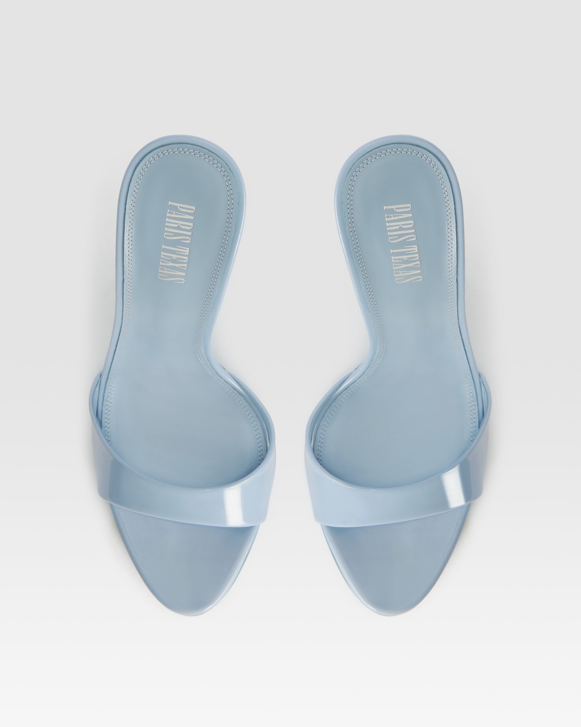 Mules in denim-colored patent leather