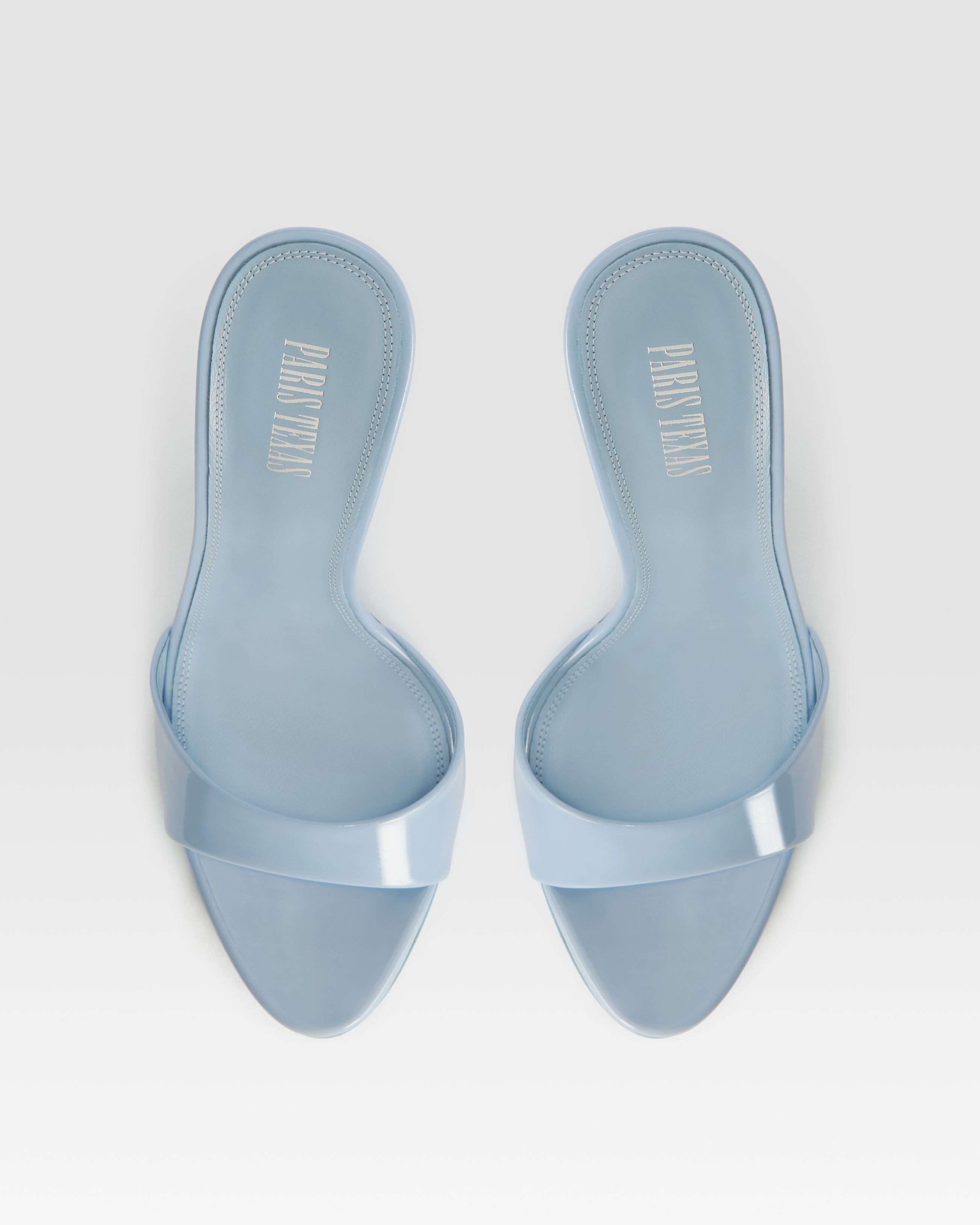 Pantoletten aus jeansfarbenem Lackleder