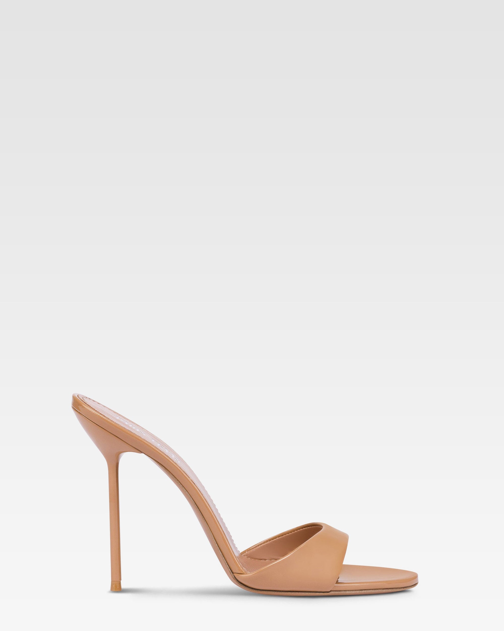 Mules a bouts en amande en cuir verni couleur caramel