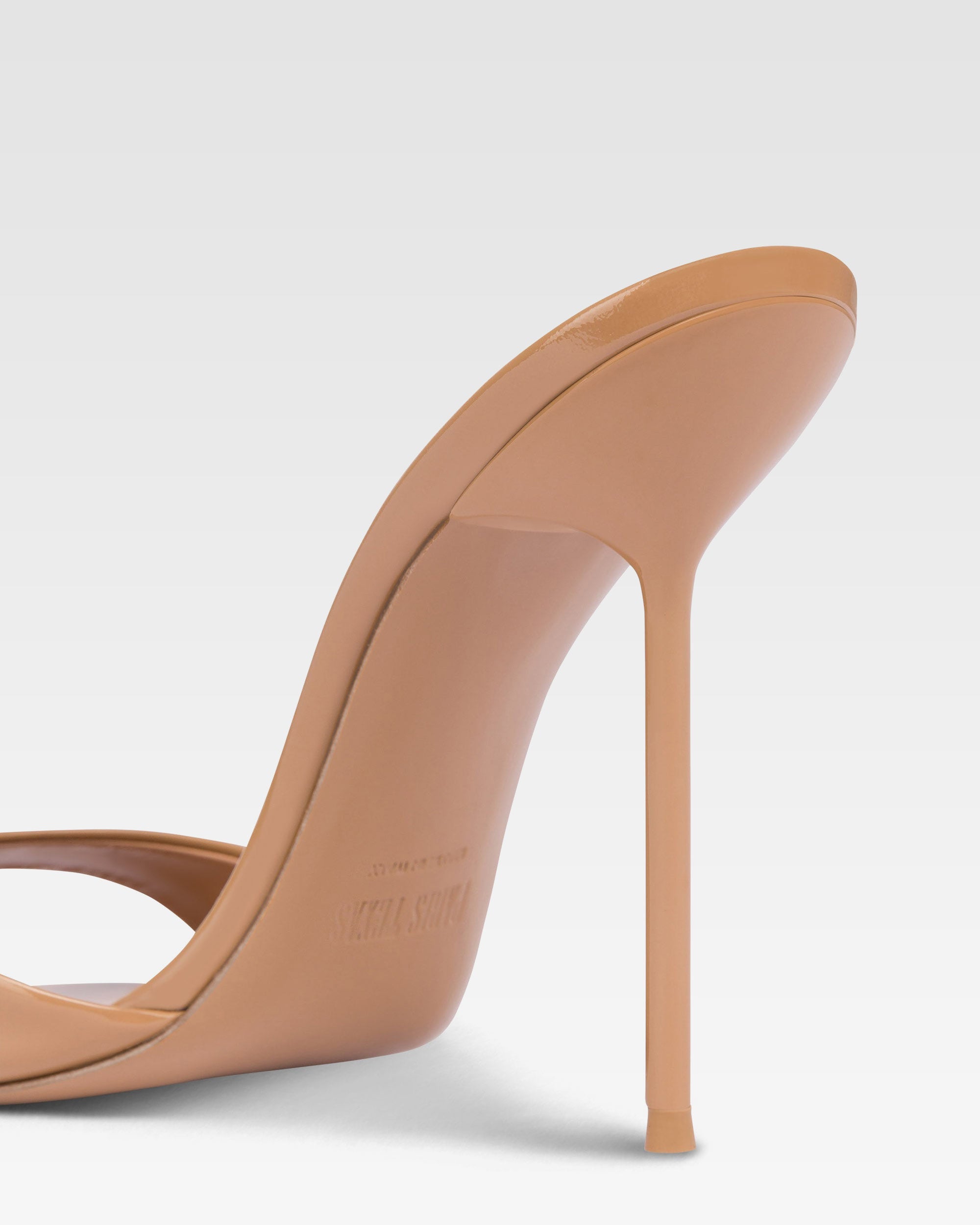 Mules a bouts en amande en cuir verni couleur caramel