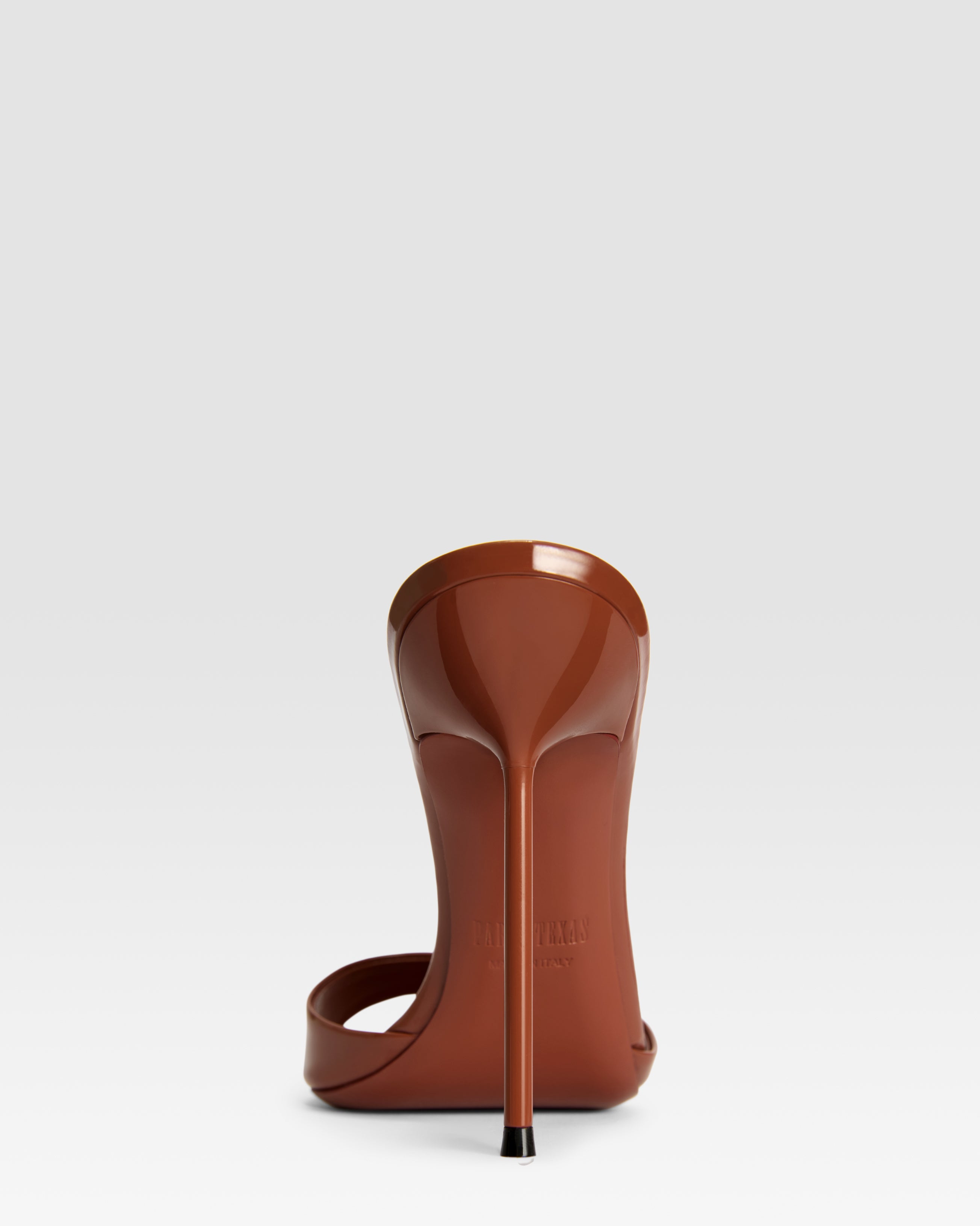 Pantoletten aus wustenrosefarbenem Lackleder