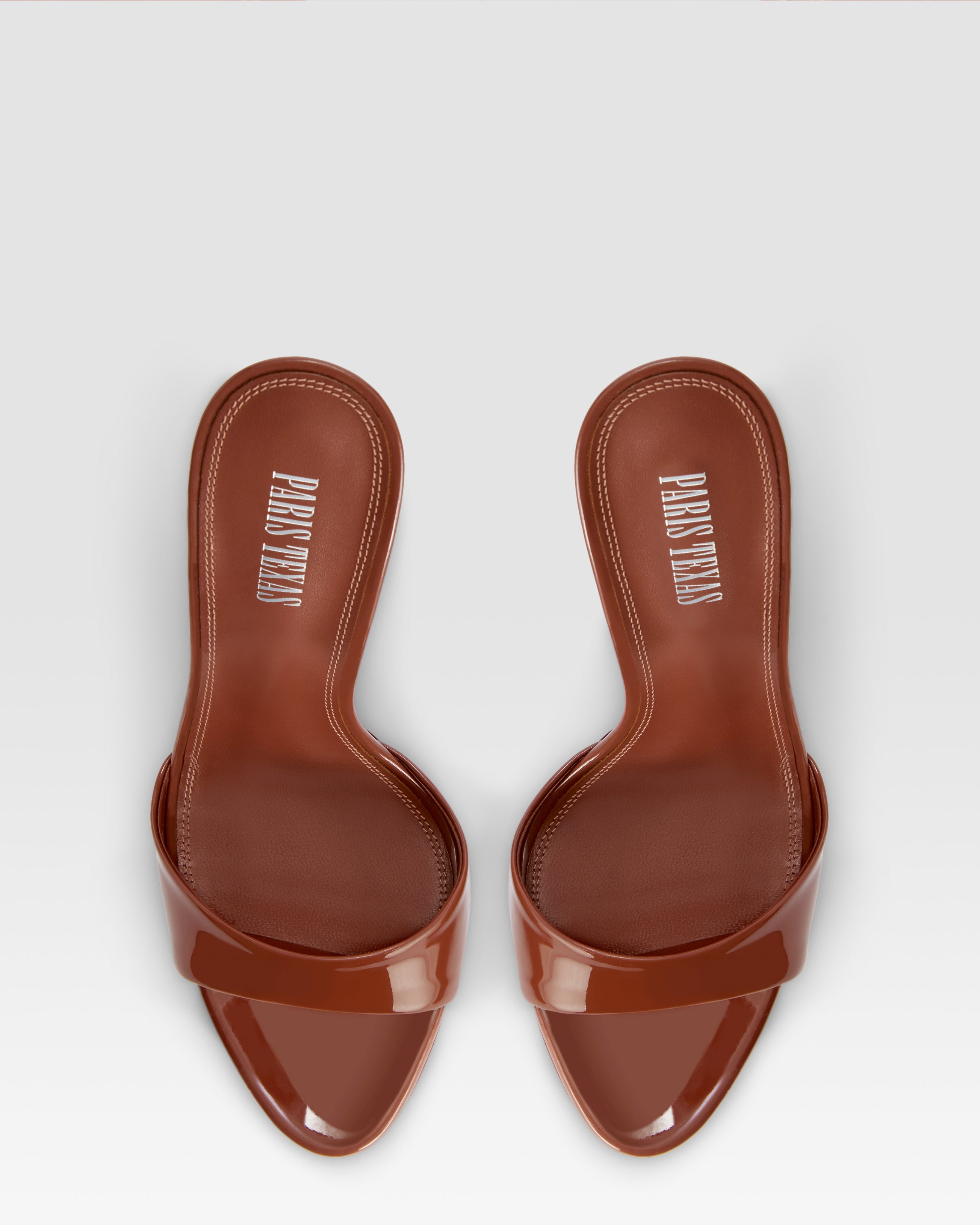 Pantoletten aus wustenrosefarbenem Lackleder