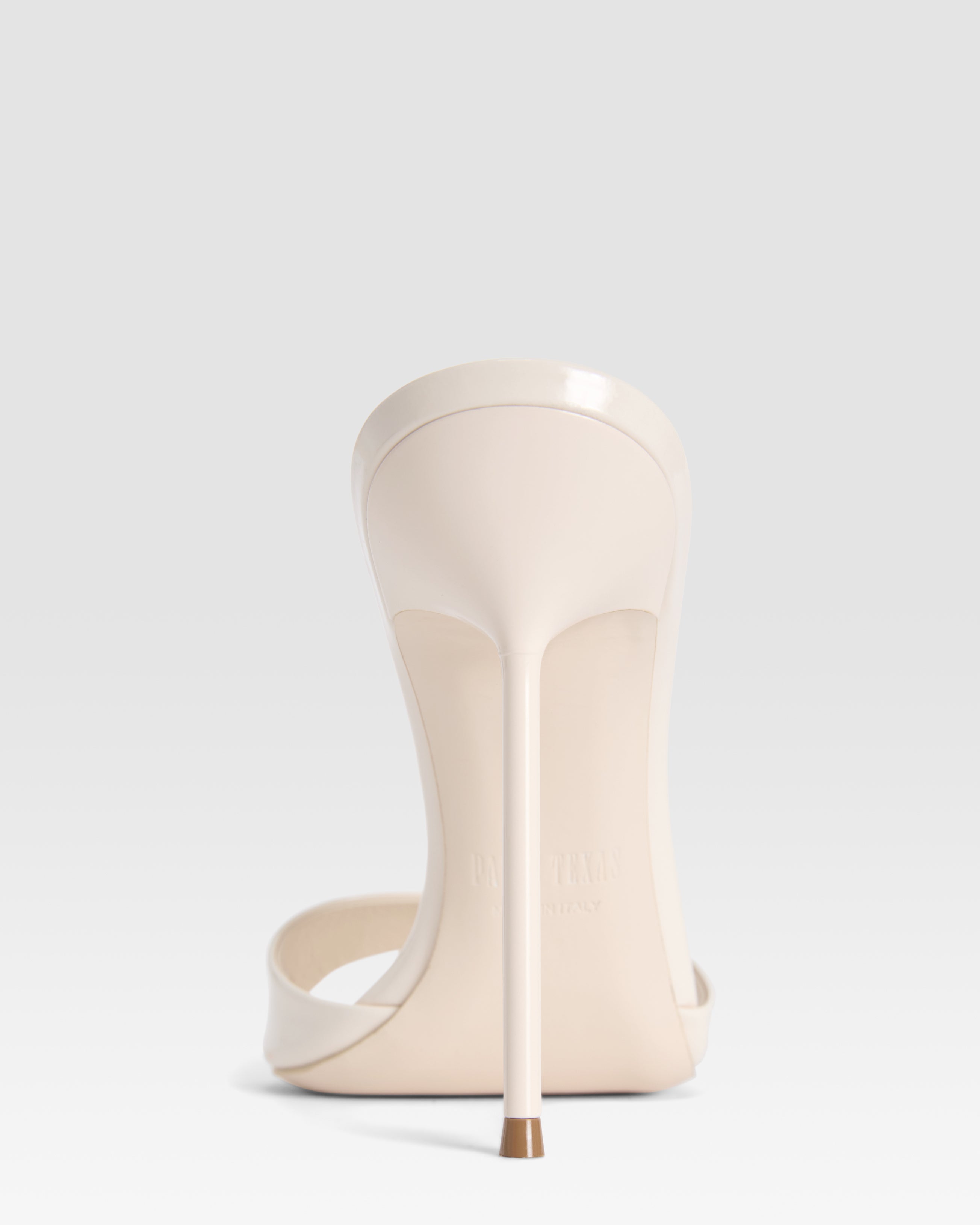 Pantoletten aus elfenbeinfarbenem Lackleder