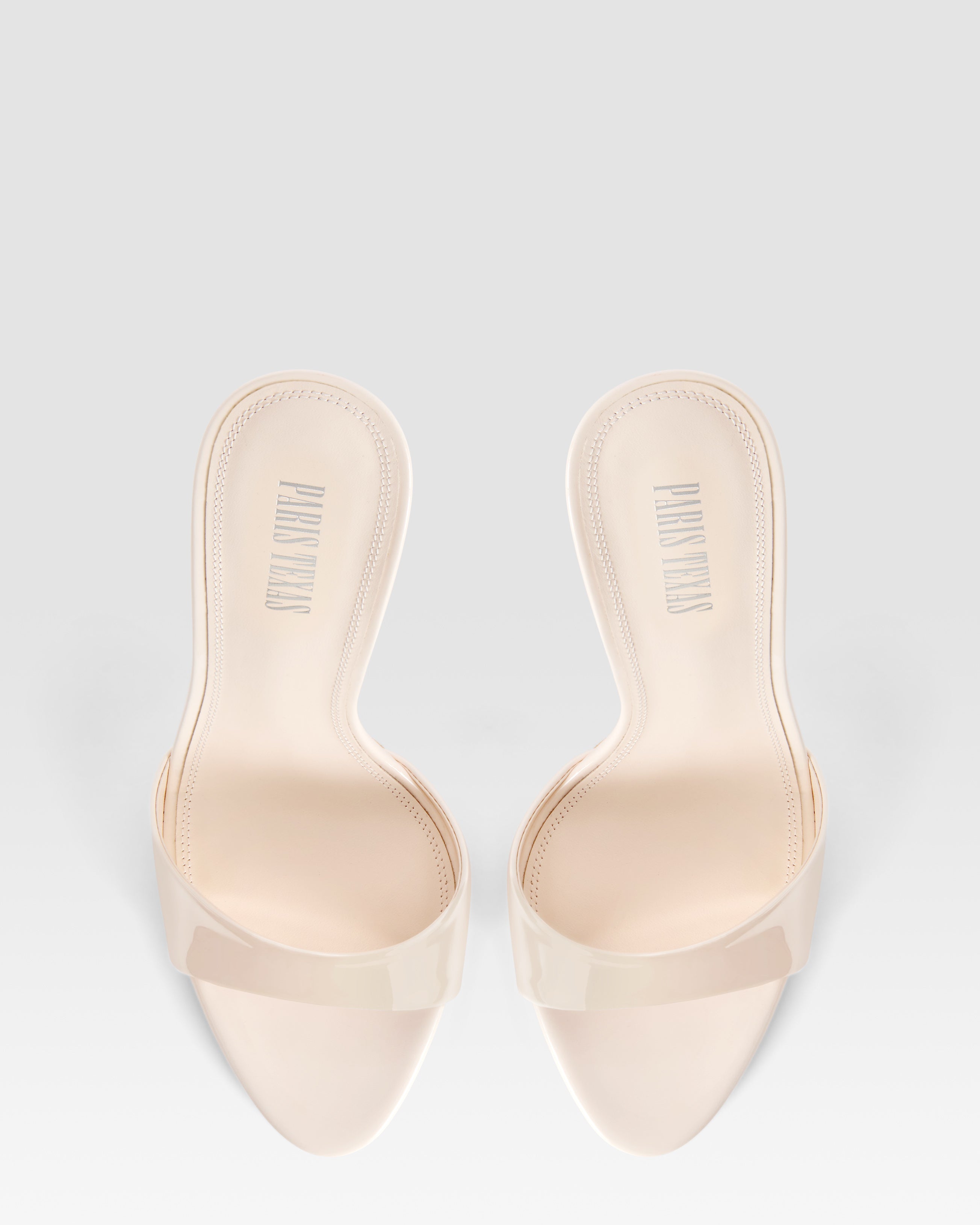 Pantoletten aus elfenbeinfarbenem Lackleder