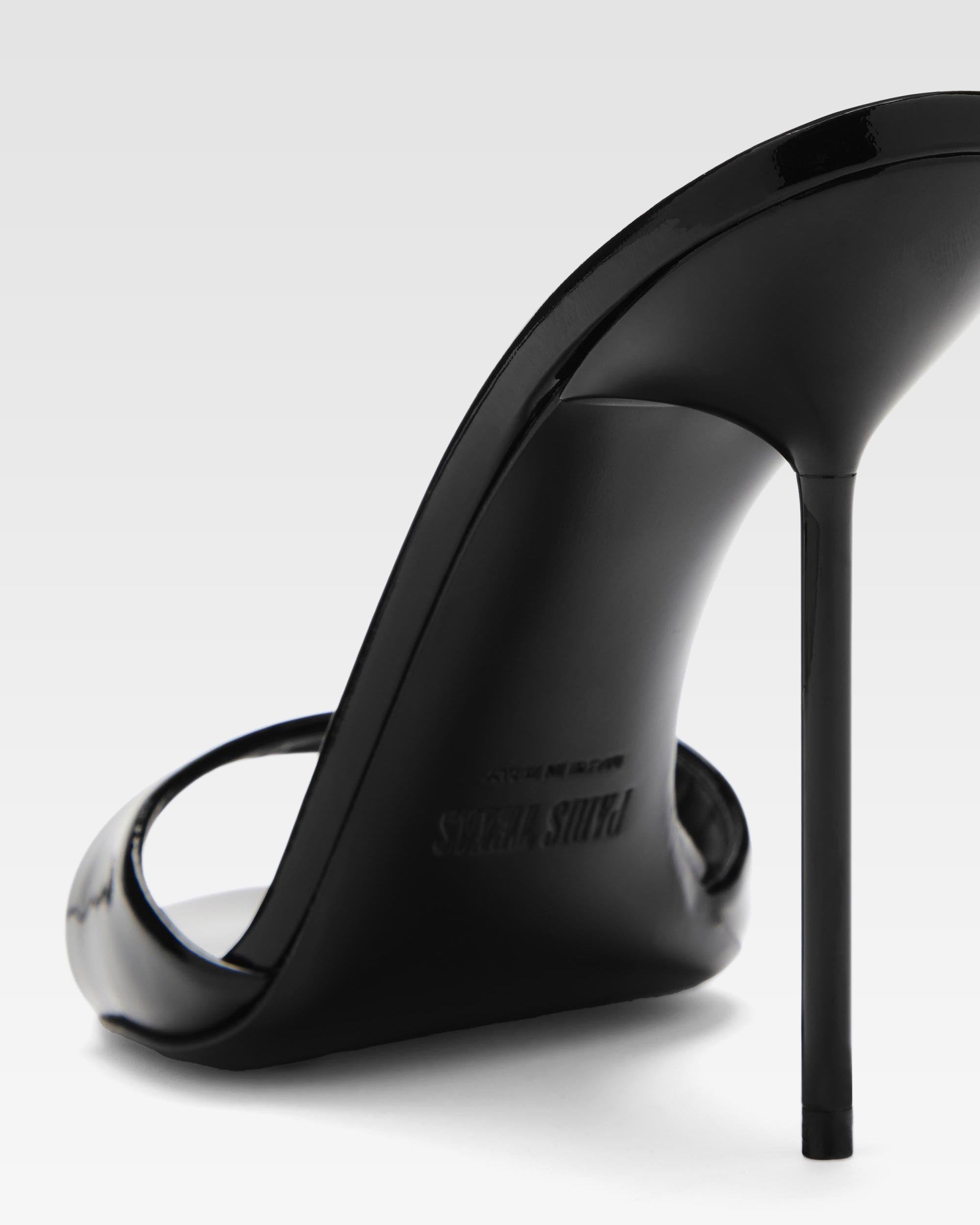 Mules aus schwarzem Lackleder