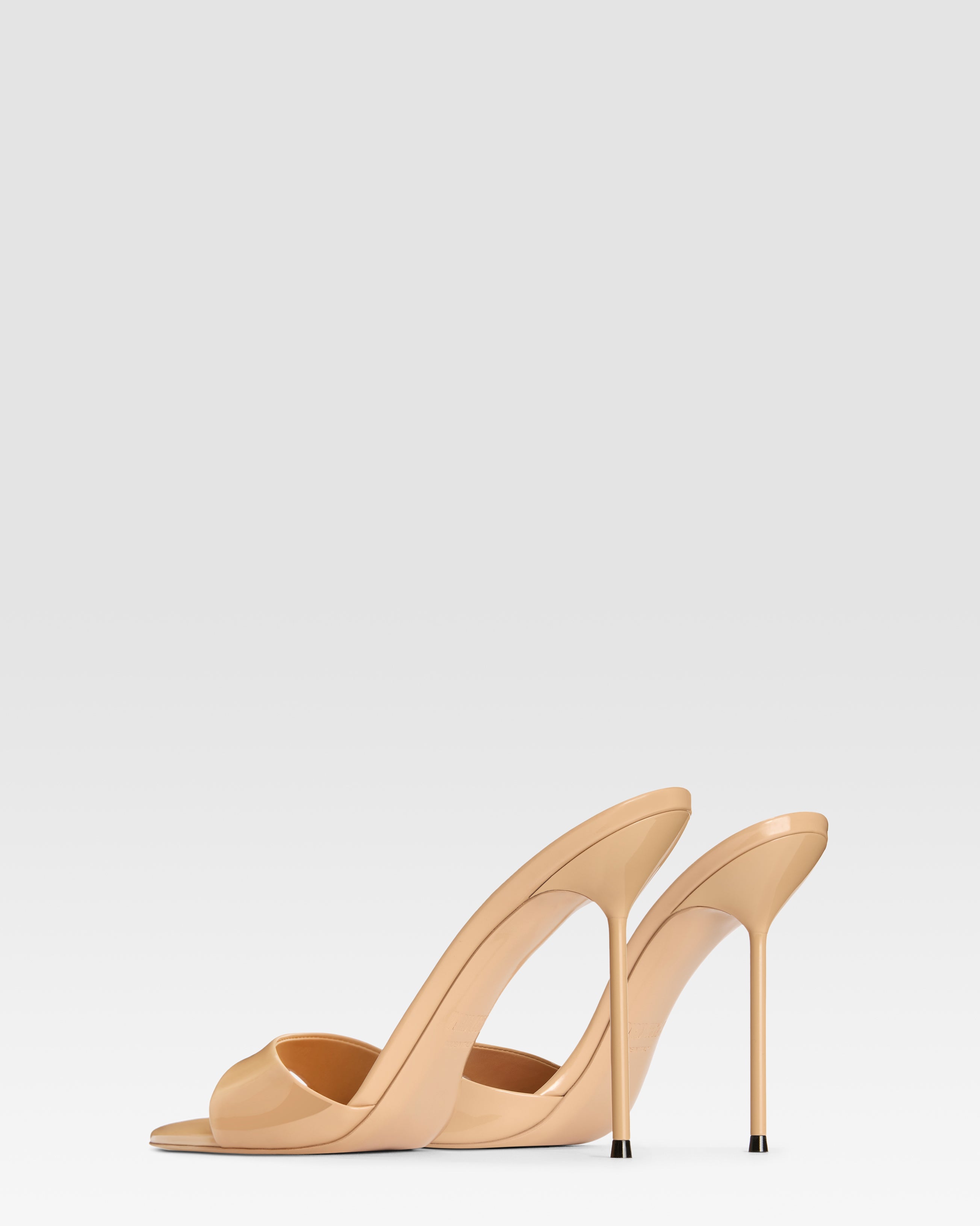 Mules in honey patent leather