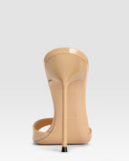 Mules in honey patent leather