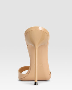 Mules in honey patent leather