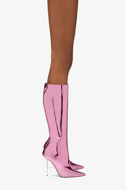 Stiefel aus rosafarben verspiegeltem Leder - Produkt getragen