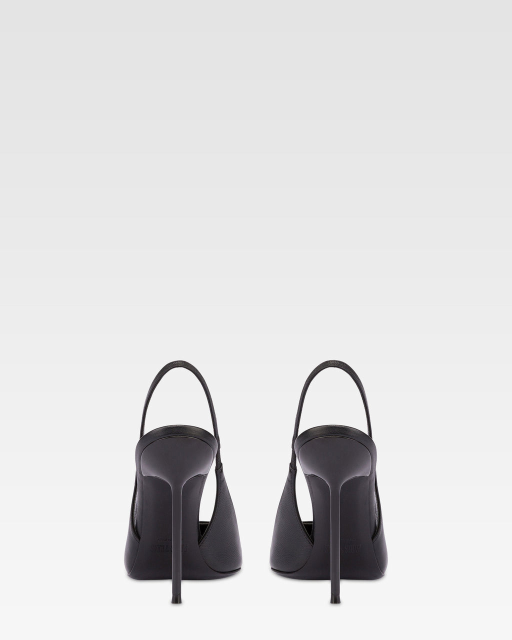 Zapatos destalonados de punta fina en suave piel negra