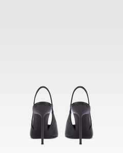 Zapatos destalonados de punta fina en suave piel negra