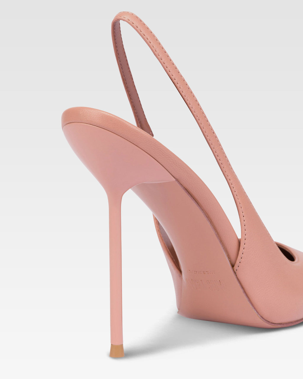 Zapatos destalonados de punta fina en suave piel rosada