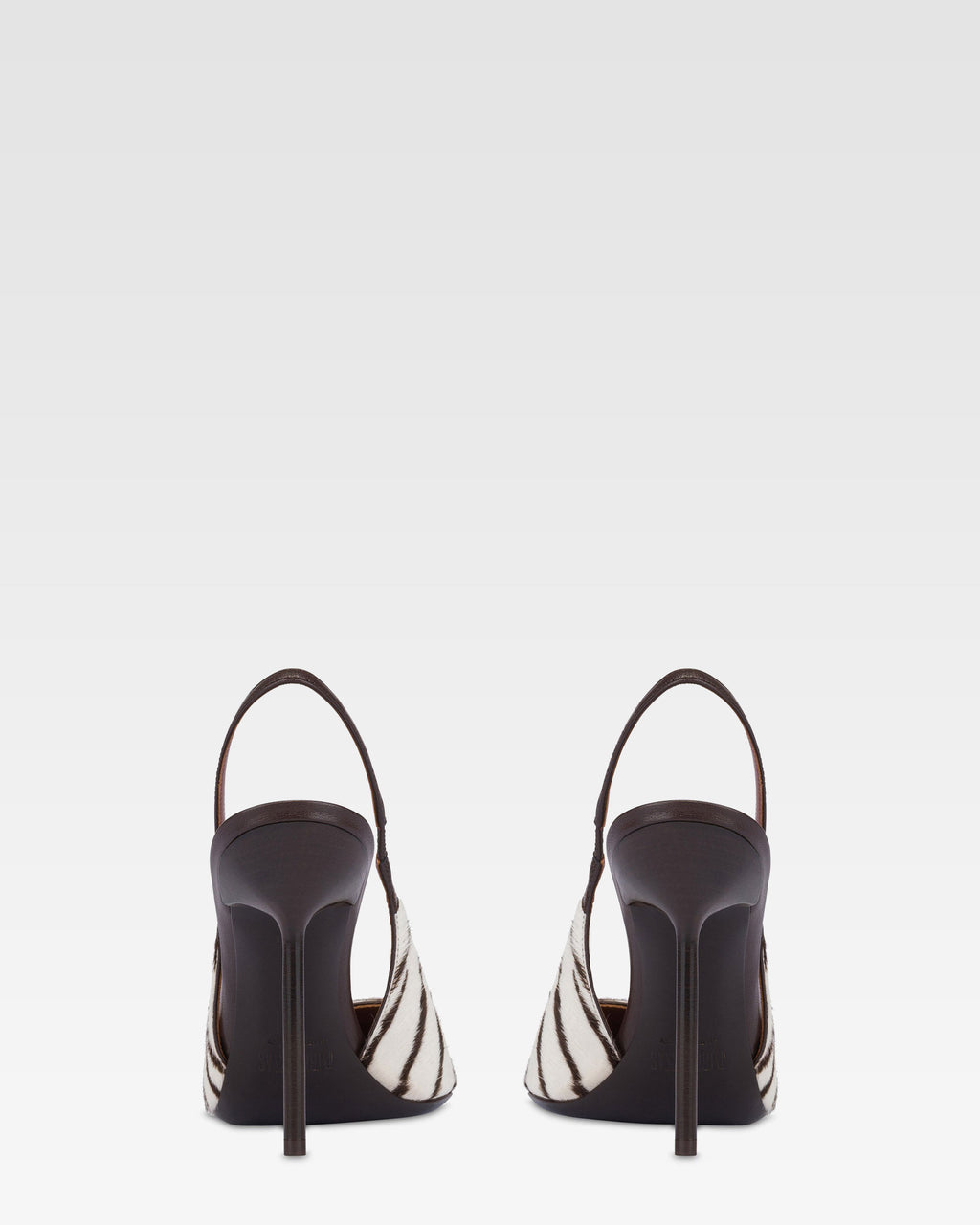 Riemchenpumps aus weissem und tiefschwarzem bedrucktem Rindsleder.