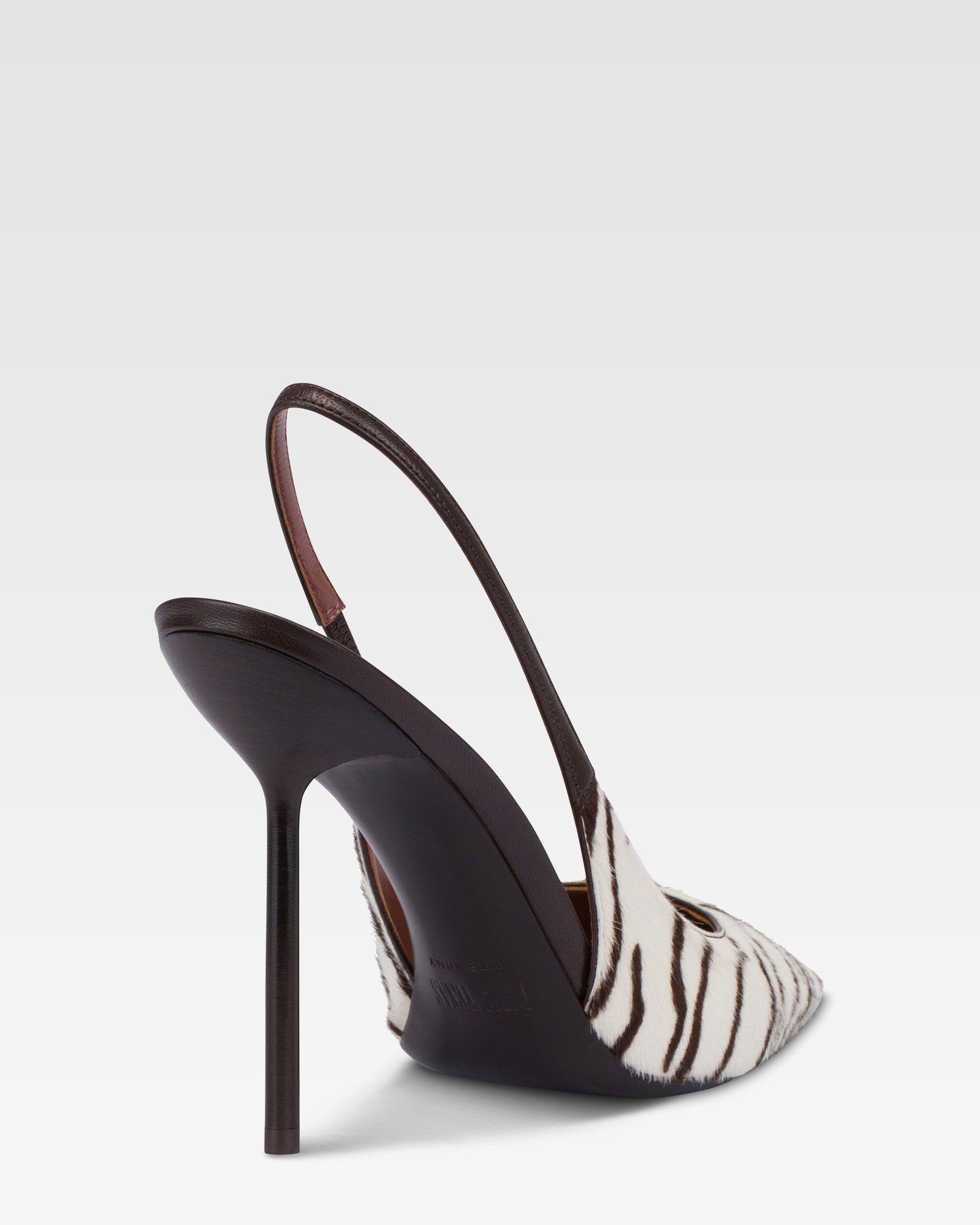 Zapatos destalonados con estampado de piel de vaca en blanco y ebano.