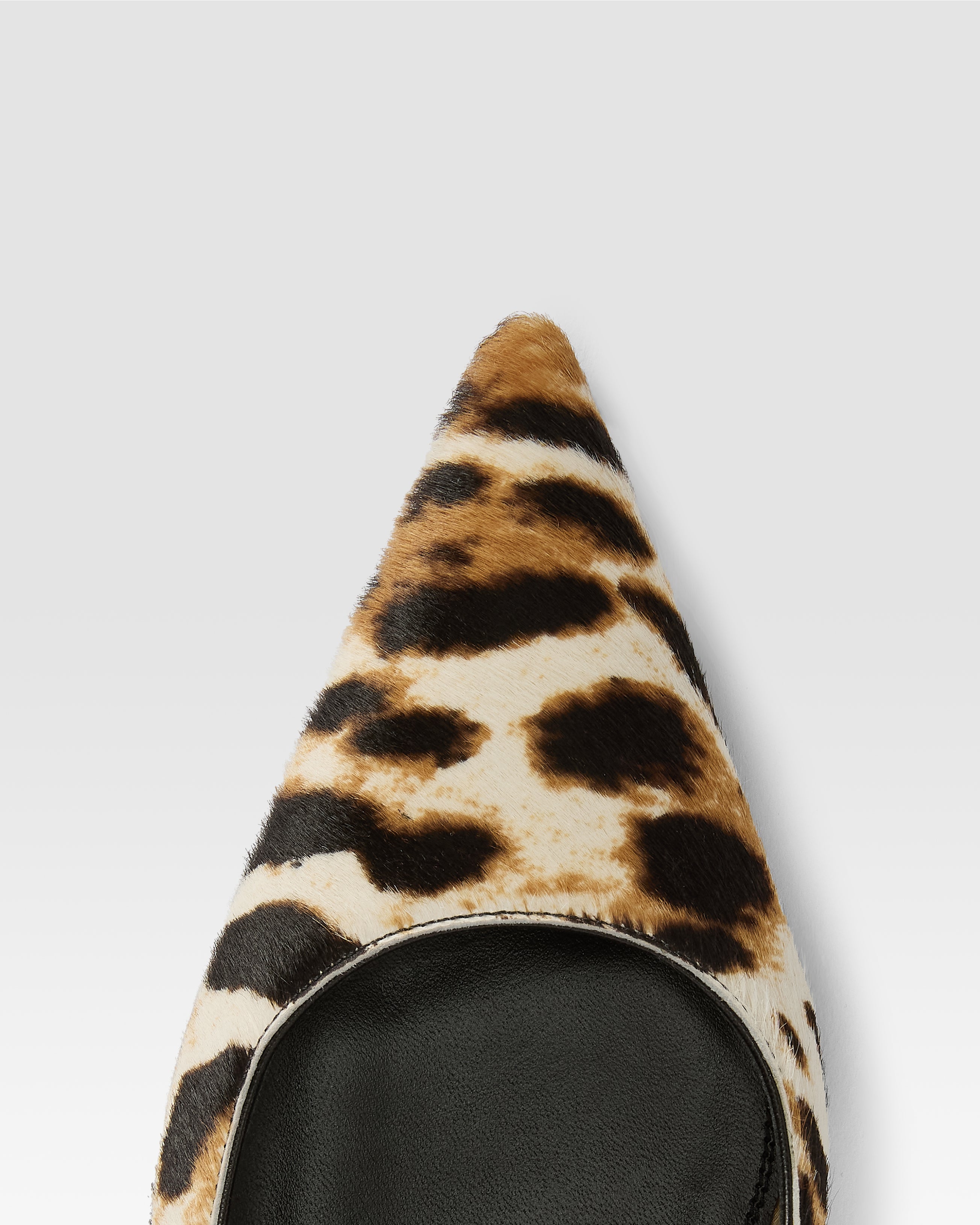 Zapatos destalonados de piel con estampado de leopardo blanco