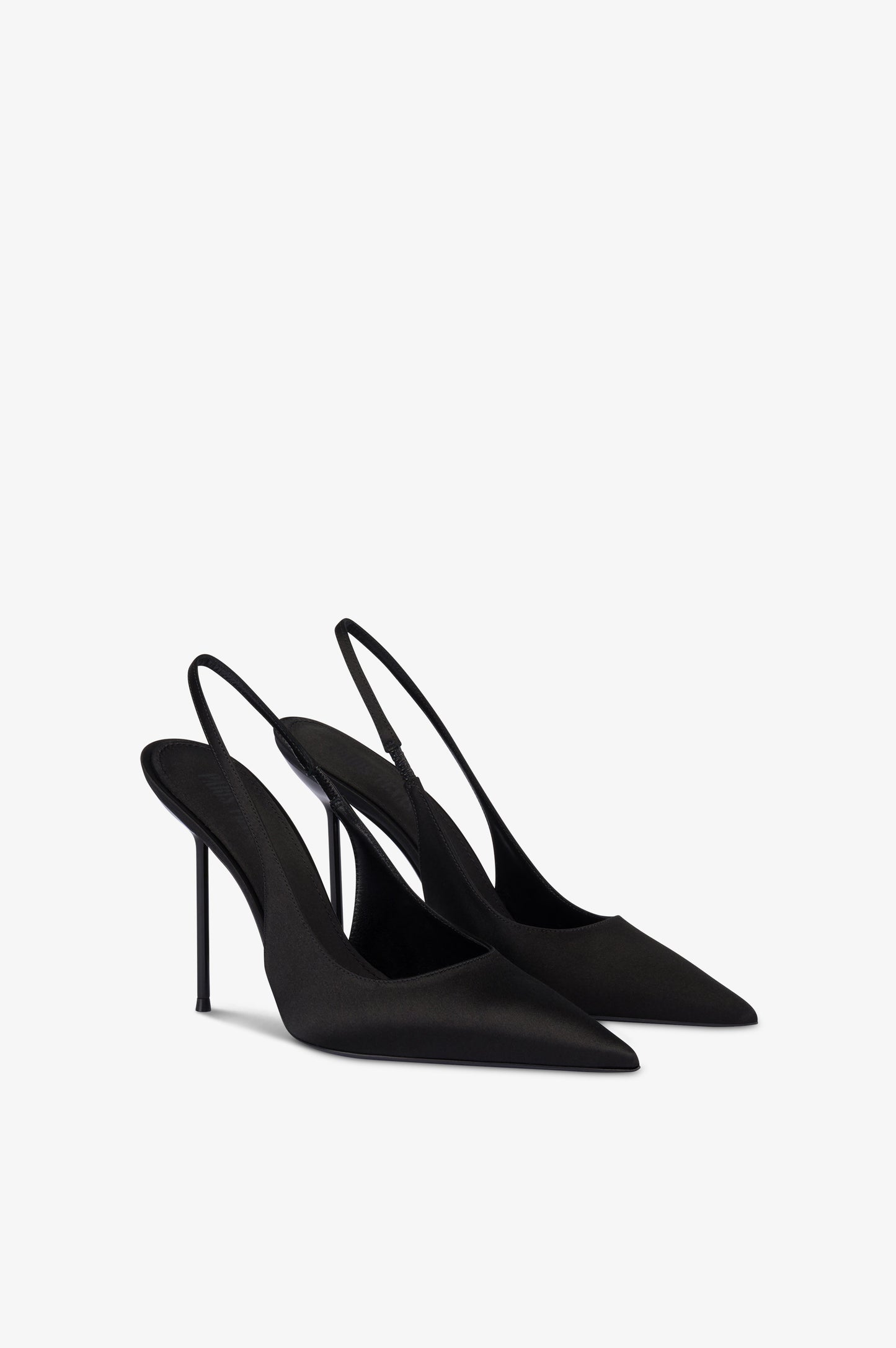 Zapatos destalonados de saten de color negro.