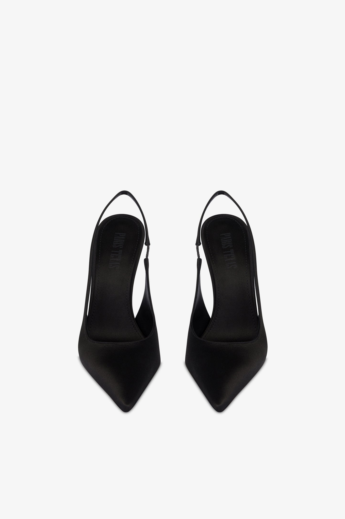 Zapatos destalonados de saten de color negro.