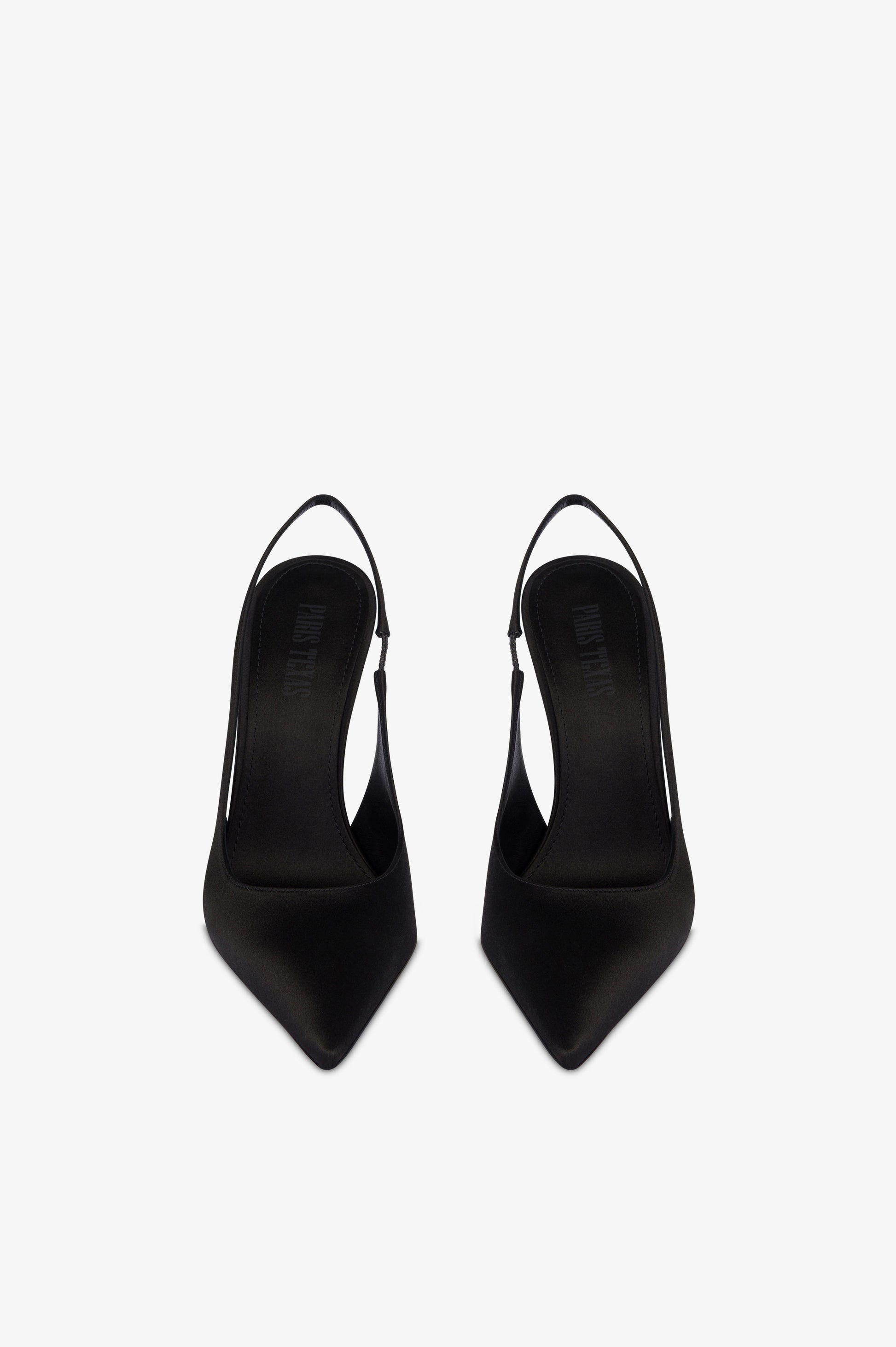 Zapatos destalonados de saten de color negro.