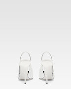 Zapatos destalonados de charol blanco