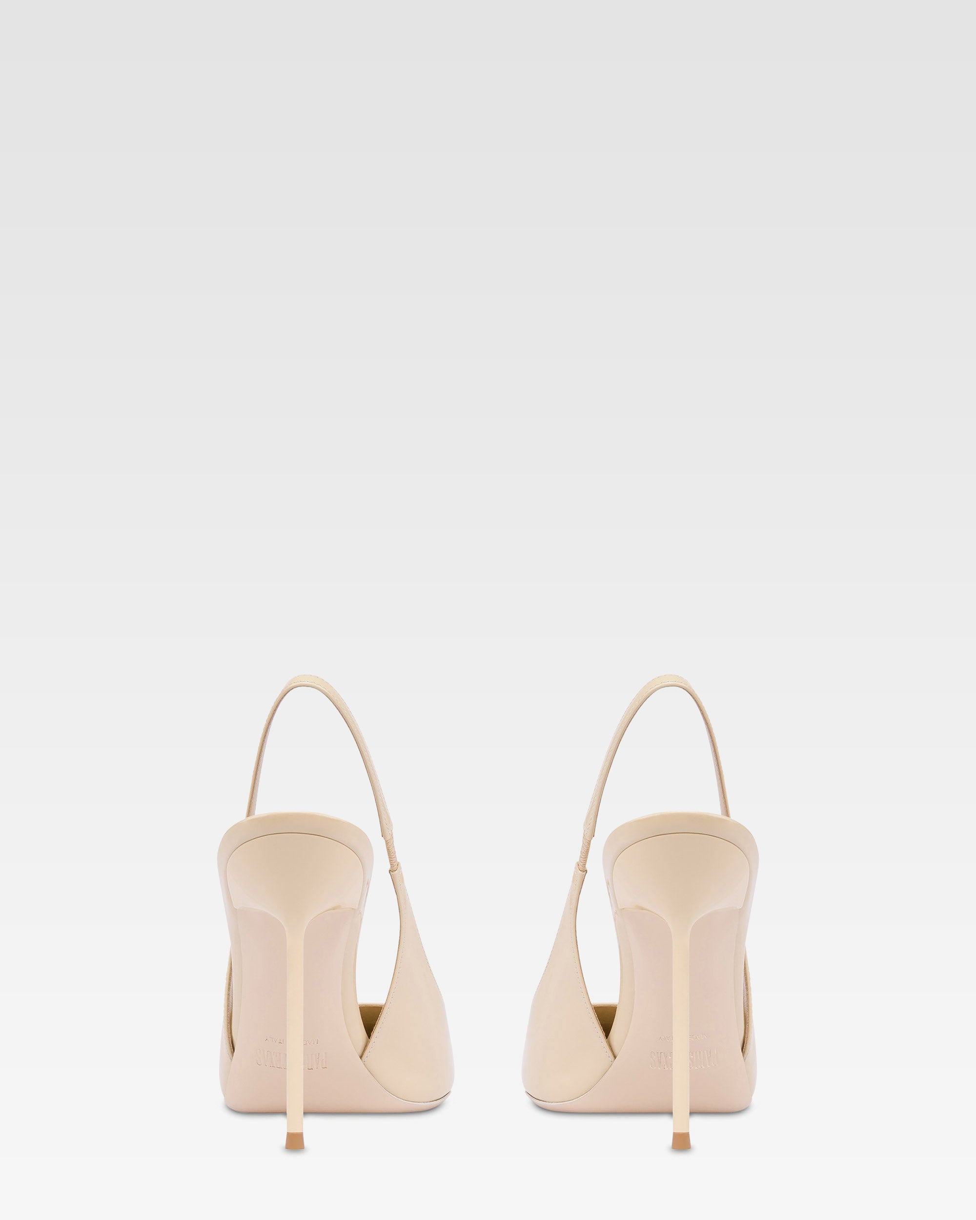 Slingbacks aus mandelfarbenem Lackleder