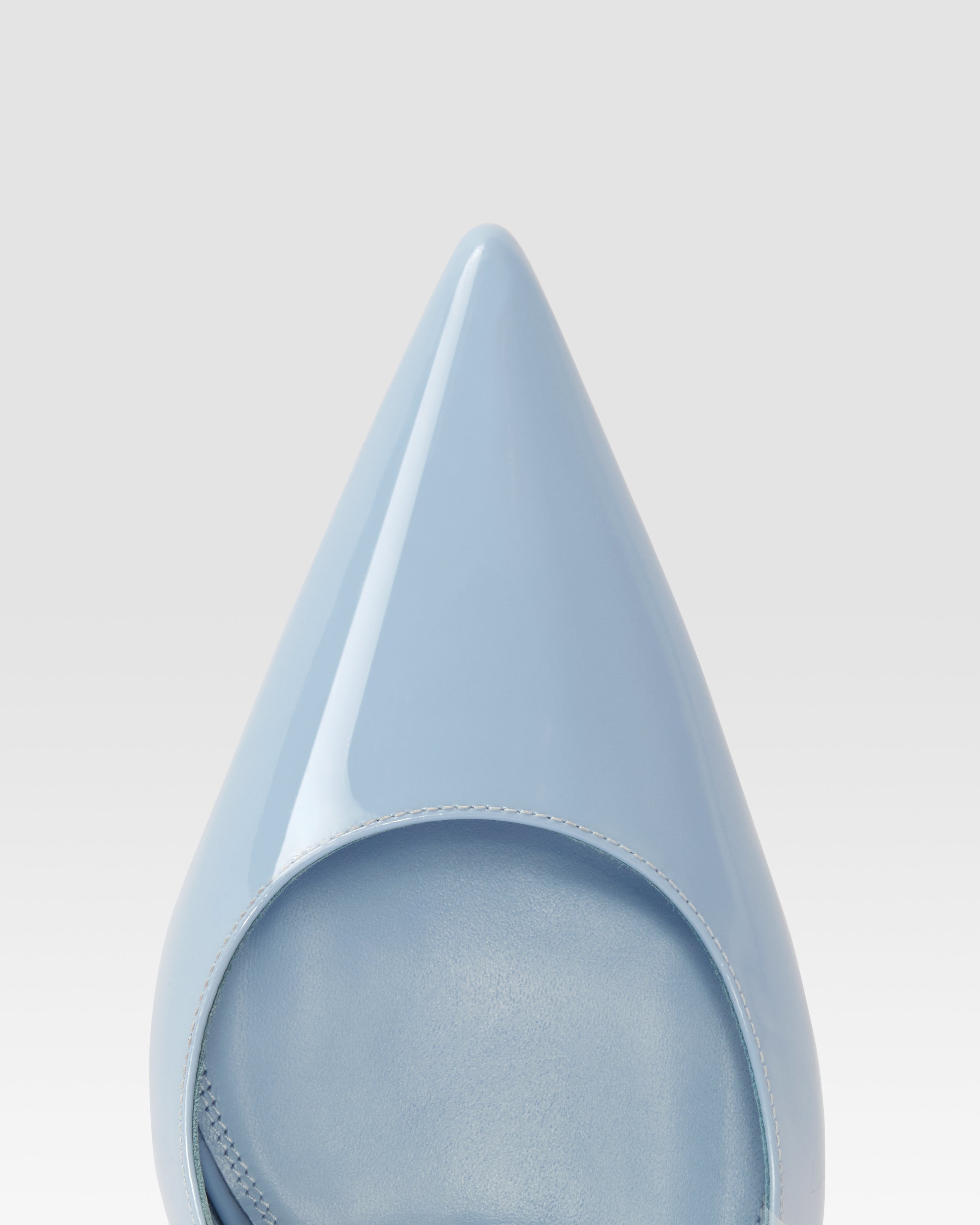 Slingbacks aus jeansfarbenem Lackleder