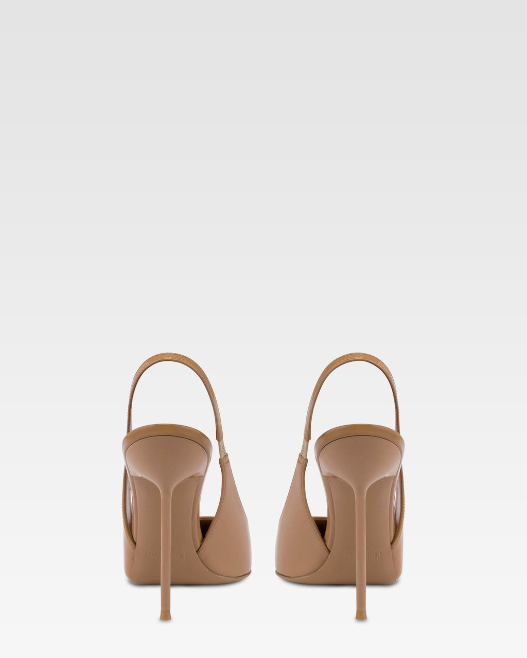 Slingbacks in caramel patent leather