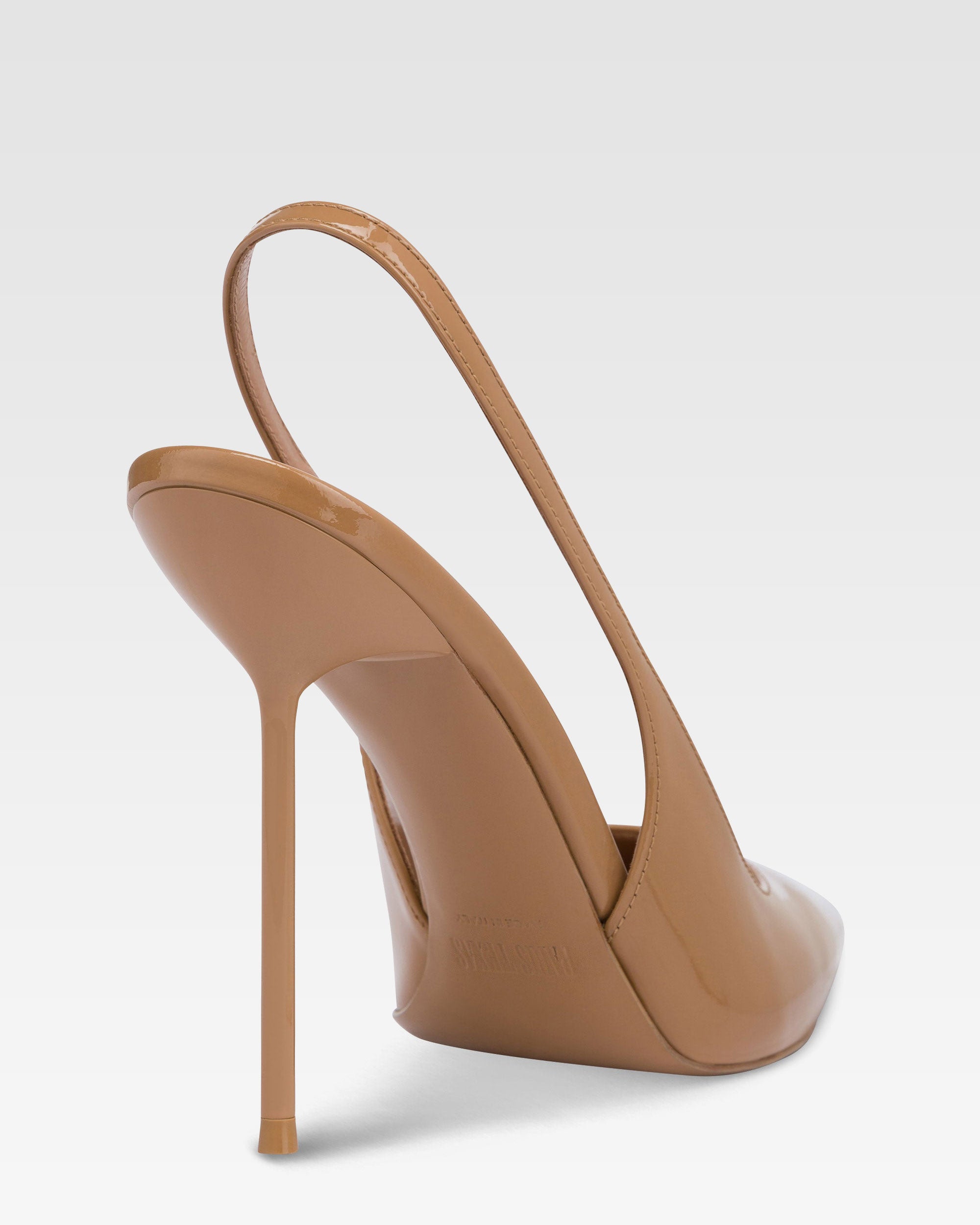 Zapatos con tira trasera en charol color caramelo