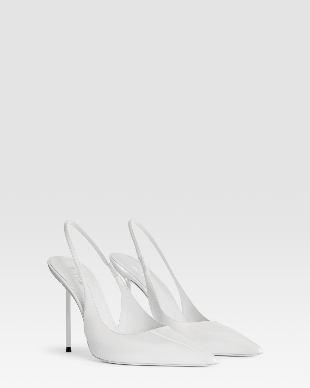 Slingbacks aus optisch weissem Lackleder