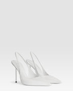 Slingbacks aus optisch weissem Lackleder