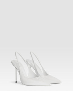 Slingbacks aus optisch weissem Lackleder
