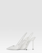 Slingbacks aus optisch weissem Lackleder