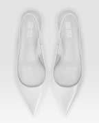 Slingbacks aus optisch weissem Lackleder