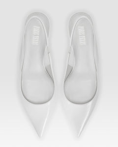 Slingbacks aus optisch weissem Lackleder