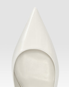 Zapatos destalonados de charol color blanco optico