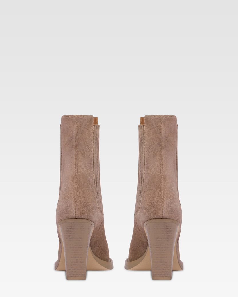 Suede texan ankle boot with metallic toe