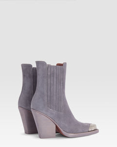 Slingbacks in denim-colored calf suede leather