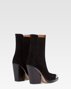 Bottines pointues en cuir daim lisse ecru