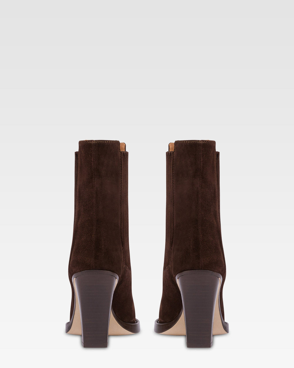 Botines de punta fina en piel de ante lisa en color pimienta