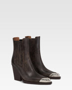 Botines tejanos de piel de efecto <<vintage>> de color negro.