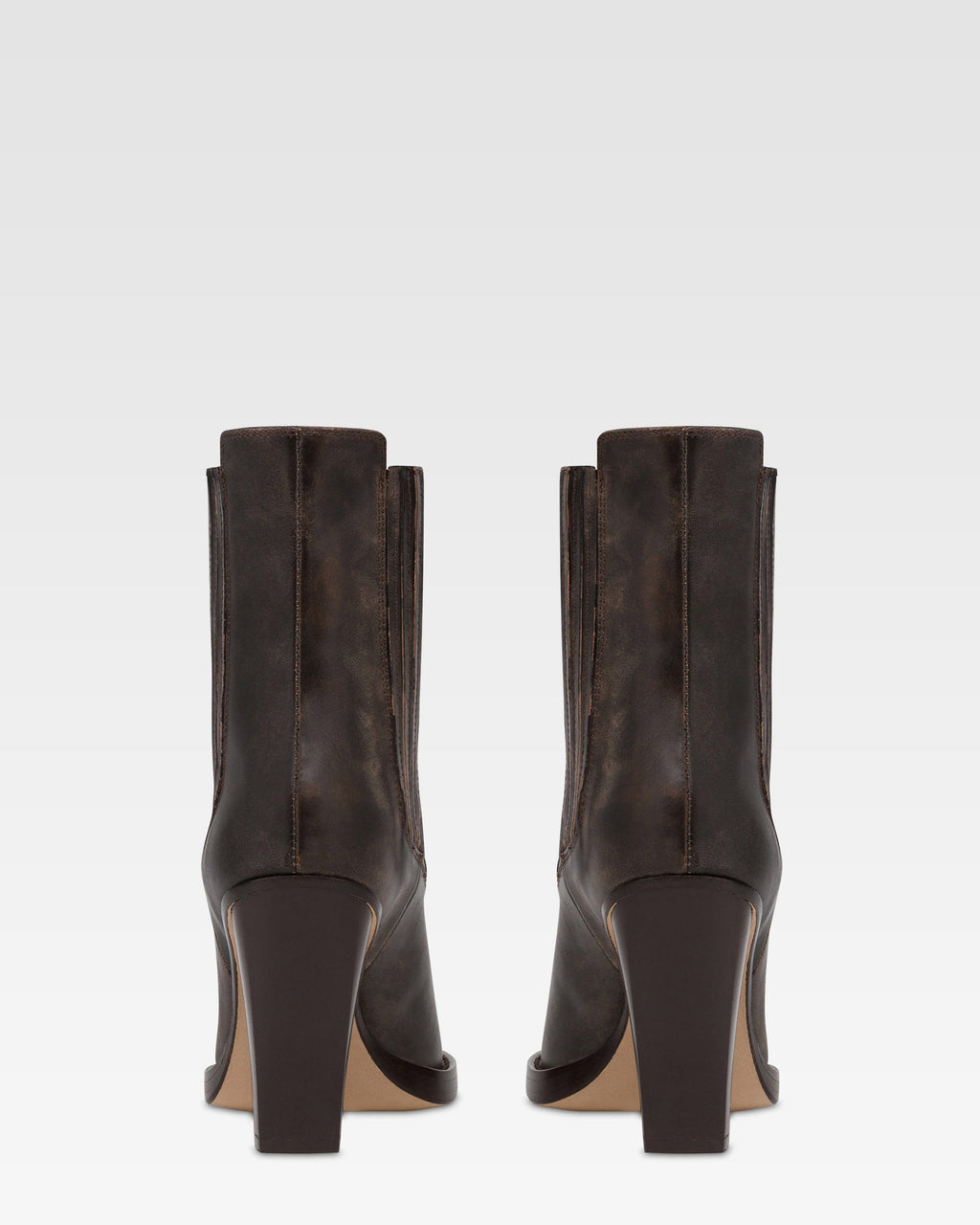 Botines tejanos de piel de efecto <<vintage>> de color negro.