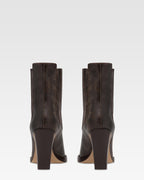 Botines tejanos de piel de efecto <<vintage>> de color negro.