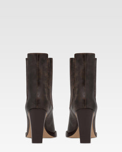 Botines tejanos de piel de efecto <<vintage>> de color negro.