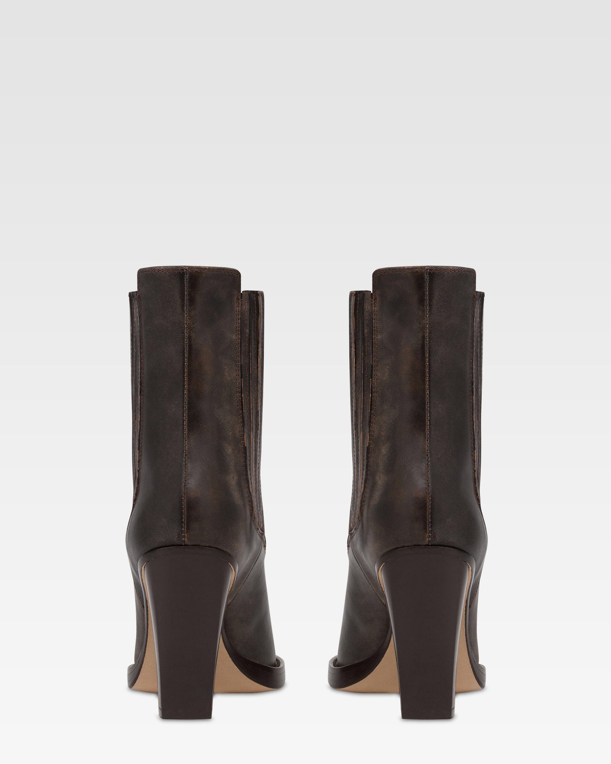 Botines tejanos de piel de efecto <<vintage>> de color negro.