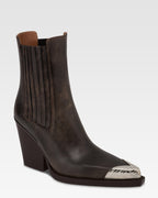 Botines tejanos de piel de efecto <<vintage>> de color negro.