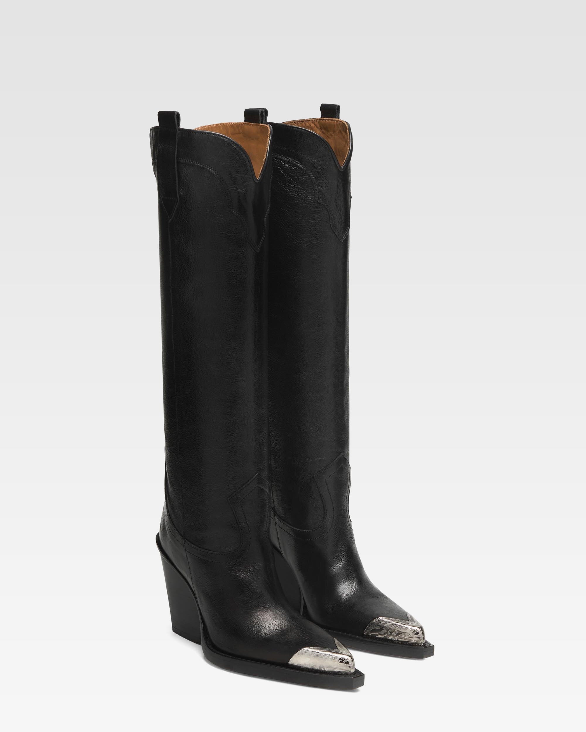 Stiefel aus schwarzem Leder mit Verzierung an der Schuhspitze