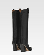 Stiefel aus schwarzem Leder mit Verzierung an der Schuhspitze