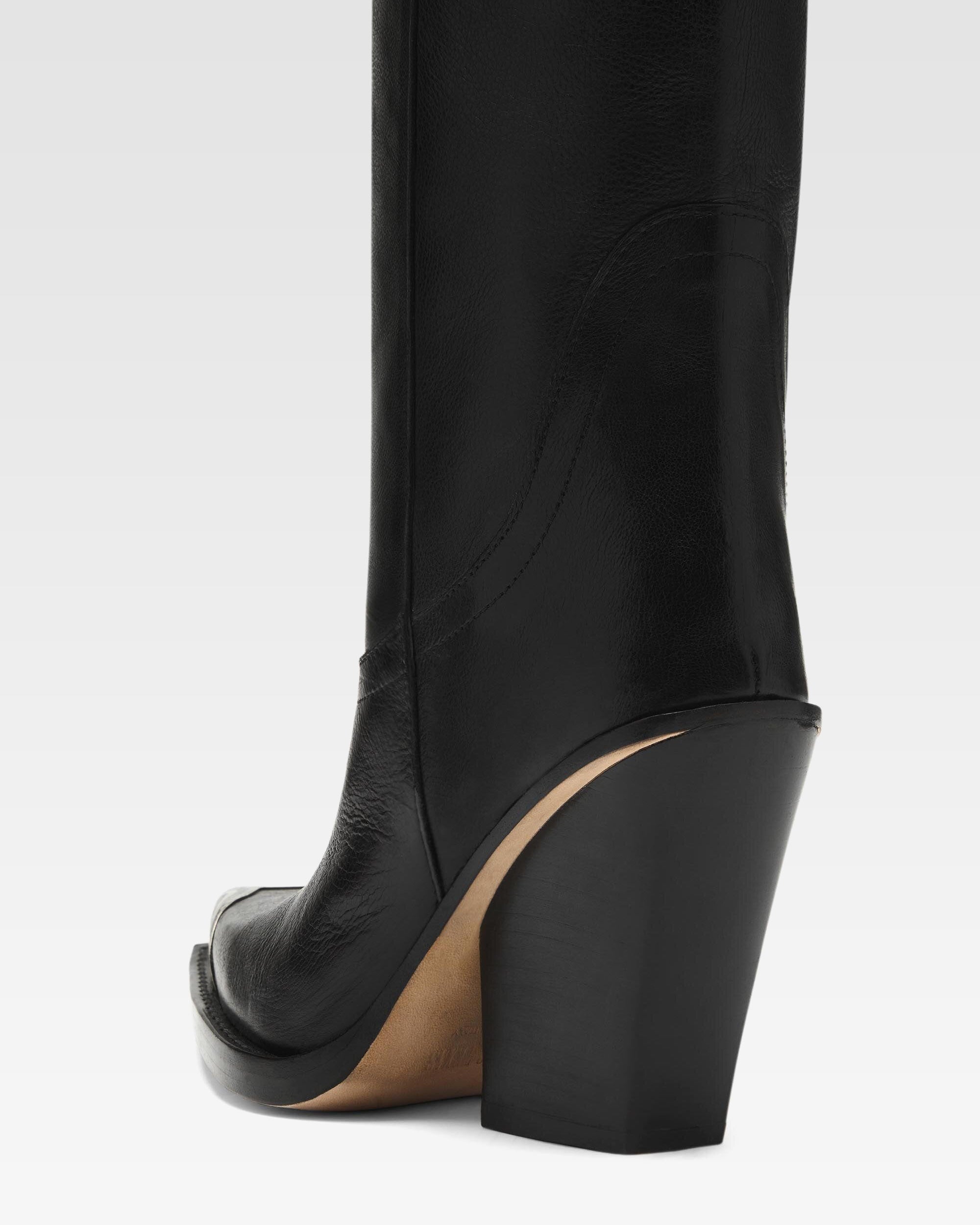 Stiefel aus schwarzem Leder mit Verzierung an der Schuhspitze