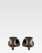 Mule con aberturas de piel negra